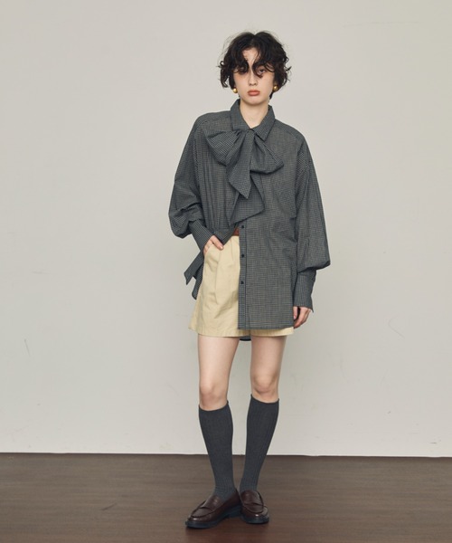 Trish（トリッシュ）の「ボウタイ付きロングスリーブシャツ（シャツ/ブラウス・レディース・ブルー/ホワイト/ブラック/アイボリー・MEDIUM）」の21枚目の写真