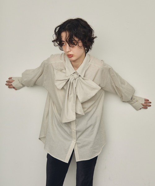 Trish（トリッシュ）の「ボウタイ付きロングスリーブシャツ（シャツ/ブラウス・レディース・ブルー/ホワイト/ブラック/アイボリー・MEDIUM）」の8枚目の写真