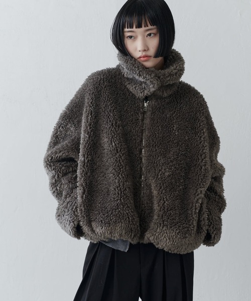 Lui's（ルイス）の「ドローコード付きフェイクファーボアブルゾン（ブルゾン・レディース・ベージュ/ホワイト/チャコールグレー・FREE）」の4枚目の写真