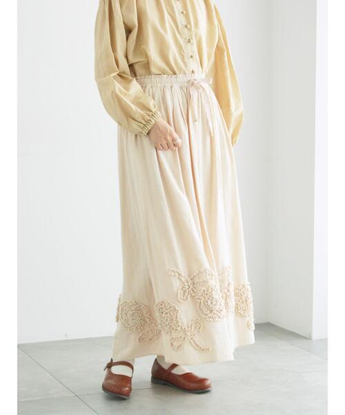 TSUHARU by Samansa Mos2（ツハルバイサマンサモスモス）の「裾フラワー柄フリル刺繍スカート（スカート・レディース・キナリ/ブラック・F）」の3枚目の写真