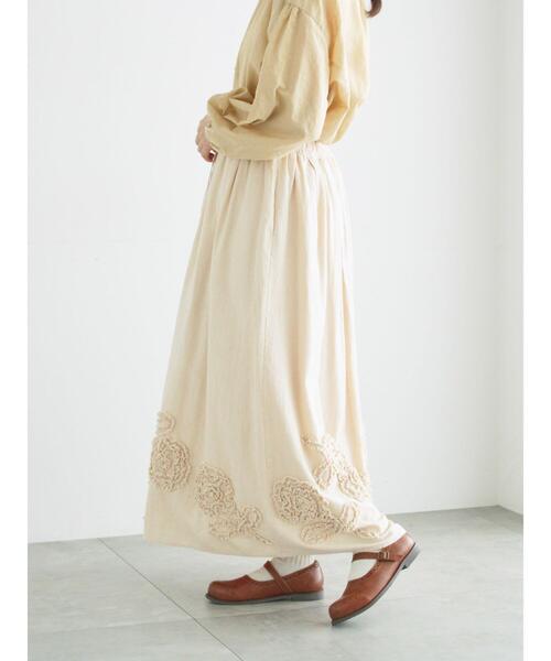 TSUHARU by Samansa Mos2（ツハルバイサマンサモスモス）の「裾フラワー柄フリル刺繍スカート（スカート・レディース・キナリ/ブラック・F）」の4枚目の写真