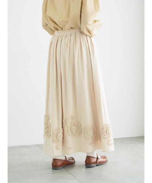 TSUHARU by Samansa Mos2（ツハルバイサマンサモスモス）の「裾フラワー柄フリル刺繍スカート（スカート・レディース・キナリ/ブラック・F）」の5枚目の写真