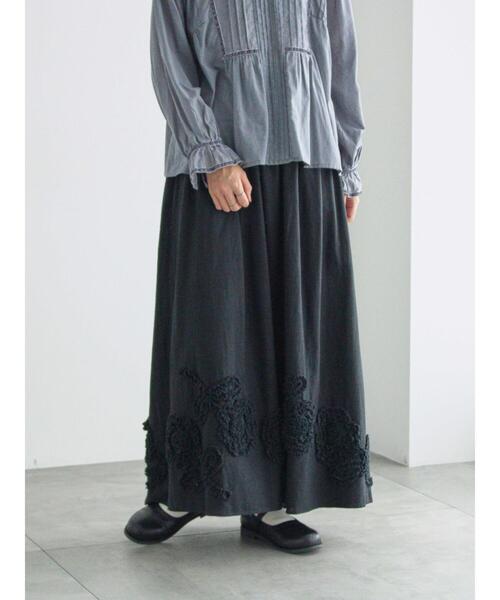 TSUHARU by Samansa Mos2（ツハルバイサマンサモスモス）の「裾フラワー柄フリル刺繍スカート（スカート・レディース・キナリ/ブラック・F）」の7枚目の写真