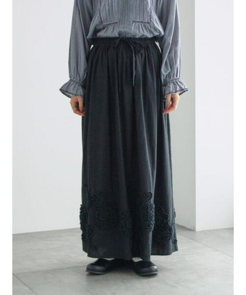 TSUHARU by Samansa Mos2（ツハルバイサマンサモスモス）の「裾フラワー柄フリル刺繍スカート（スカート・レディース・キナリ/ブラック・F）」の8枚目の写真