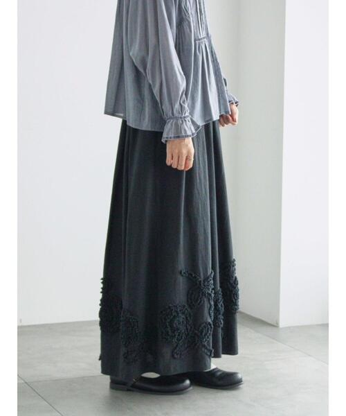 TSUHARU by Samansa Mos2（ツハルバイサマンサモスモス）の「裾フラワー柄フリル刺繍スカート（スカート・レディース・キナリ/ブラック・F）」の10枚目の写真