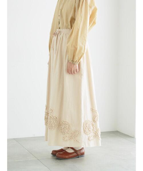 TSUHARU by Samansa Mos2（ツハルバイサマンサモスモス）の「裾フラワー柄フリル刺繍スカート（スカート・レディース・キナリ/ブラック・F）」の18枚目の写真