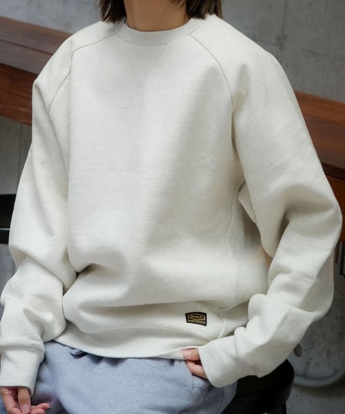 RVCA(ルーカ)の「RVCA メンズ RECESSION CR トレーナー 【2025年秋冬モデル】 @autumn/ルーカクルーネックスウェットトレーナー(SET UP可能)(スウェット・メンズ・ブラック/ヘザーグレー/オフホワイト・SMALL/MEDIUM/LARGE/X-LARGE)」の2枚目の写真