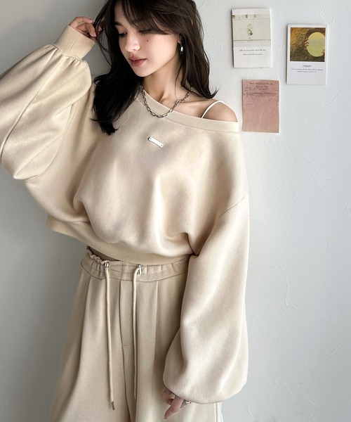 《marina×クラシカルエルフコラボ》アレンジ自在の2WAY仕様。ボリューム袖で魅せる、プレート付きクロップドオフショル可裏起毛スウェット