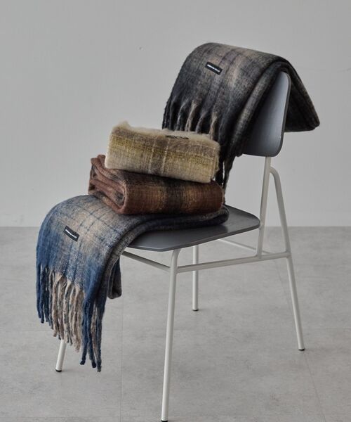 AMERICAN HOLIC（アメリカンホリック）の「チェックシャギーマフラー（マフラー・レディース・ブラウン/ベージュ/ネイビー/ブラック・FREE）」の5枚目の写真