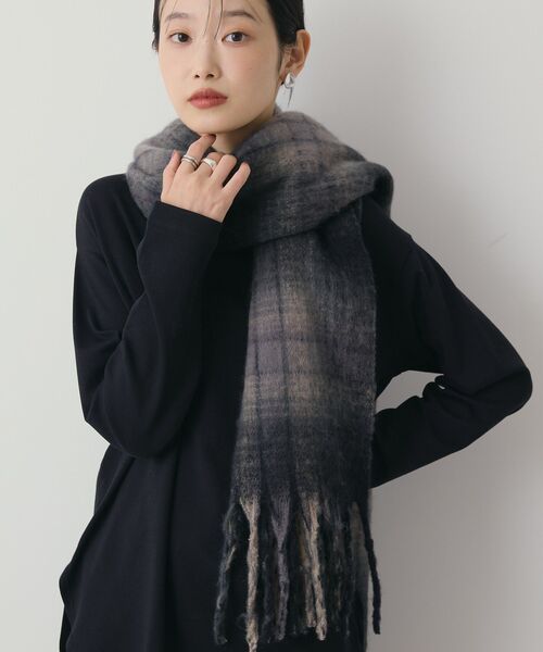 AMERICAN HOLIC（アメリカンホリック）の「チェックシャギーマフラー（マフラー・レディース・ブラウン/ベージュ/ネイビー/ブラック・FREE）」の6枚目の写真
