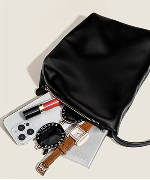 folka(フォルカ)の「10D35-MZ レザー調 ワンハンドルバッグ(ハンドバッグ・レディース・ブラック・ONESIZE)」の11枚目の写真