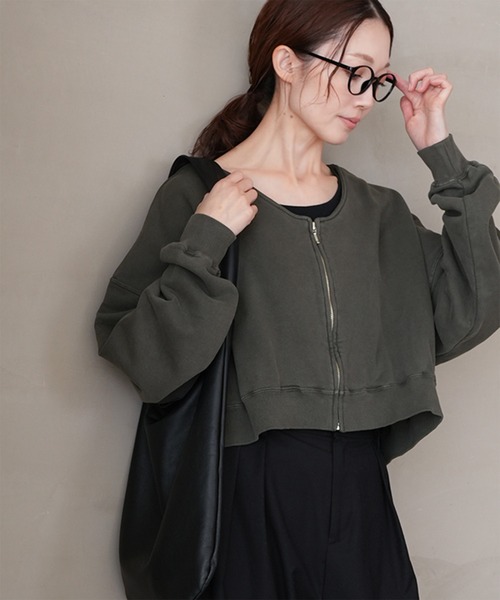 SOLAMONAT（ソラモナ）の「ピグメントショートジップカーディガン（カーディガン/ボレロ・レディース・チャコールグレー/グレー/グレイッシュベージュ・FREE）」の4枚目の写真