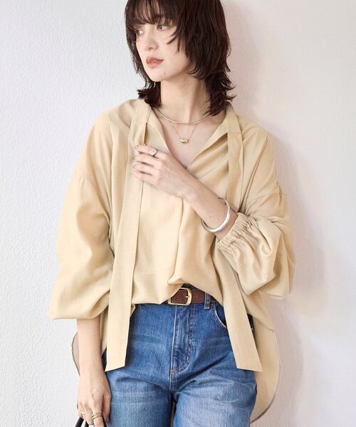 RIVE DROITE（リヴドロワ）の「予約【オンオフ使える】ナロータイブラウス（シャツ/ブラウス・レディース・ベージュ/オフホワイト/サックスブルー・FREE）」の2枚目の写真