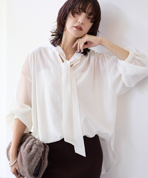 RIVE DROITE（リヴドロワ）の「予約【オンオフ使える】ナロータイブラウス（シャツ/ブラウス・レディース・ベージュ/オフホワイト/サックスブルー・FREE）」の1枚目の写真