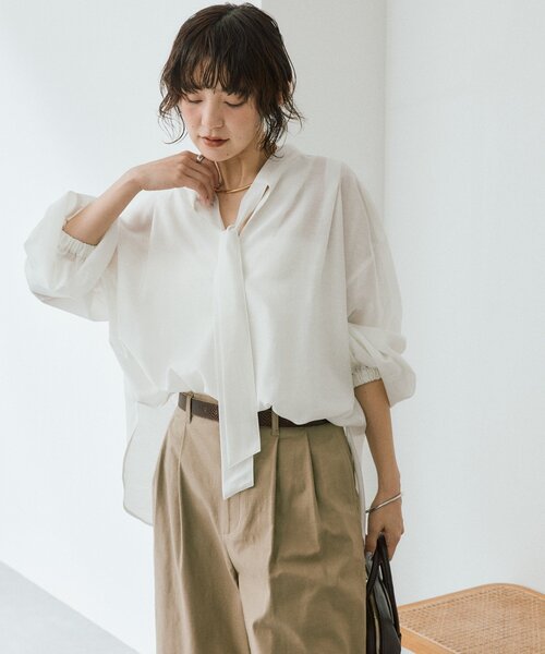 RIVE DROITE（リヴドロワ）の「予約【オンオフ使える】ナロータイブラウス（シャツ/ブラウス・レディース・ベージュ/オフホワイト/サックスブルー・FREE）」の8枚目の写真