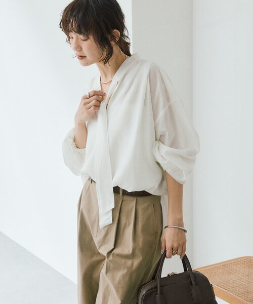 RIVE DROITE（リヴドロワ）の「予約【オンオフ使える】ナロータイブラウス（シャツ/ブラウス・レディース・ベージュ/オフホワイト/サックスブルー・FREE）」の9枚目の写真