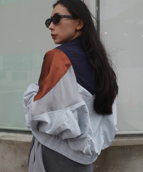 Ameri（アメリ）の「DEFORM DOCKING NYLON JACKET（ナイロンジャケット・レディース・アイボリー/カーキ/ライトブルー・SMALL/MEDIUM）」の17枚目の写真