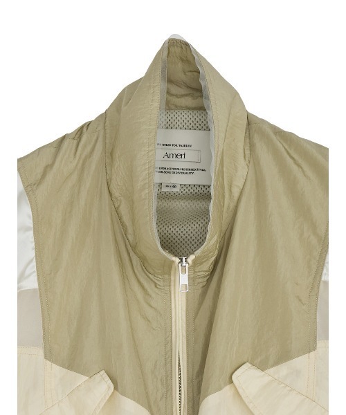 Ameri（アメリ）の「DEFORM DOCKING NYLON JACKET（ナイロンジャケット・レディース・アイボリー/カーキ/ライトブルー・SMALL/MEDIUM）」の4枚目の写真