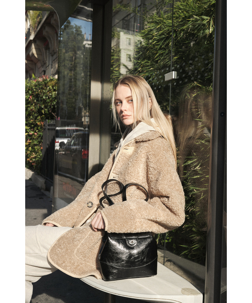 ANOETIC(アノエティック)の「REVERSIBLE MUSTANG COLLOR COAT_BEIGE(チェスターコート・レディース・ベージュ・FREE)」の4枚目の写真