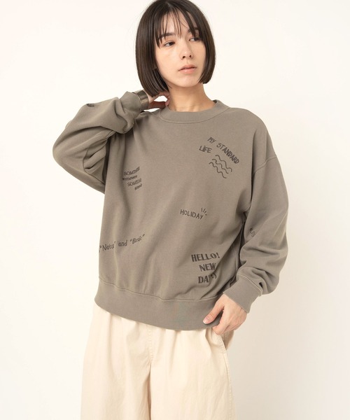 RNA-N(アールエヌエーエヌ)の「M2594 裏起毛パイル落書き刺繍スウェット(Tシャツ/カットソー・レディース・ライトブルー/ライトベージュ/ライトグレー・FREE)」の4枚目の写真
