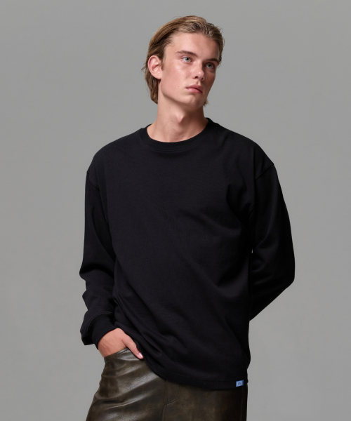 ERA(エラ)の「UNISEX ERA SHOULDER LOGO T - BLACK(Tシャツ/カットソー・レディース・ブラック・SMALL/MEDIUM/LARGE)」の1枚目の写真