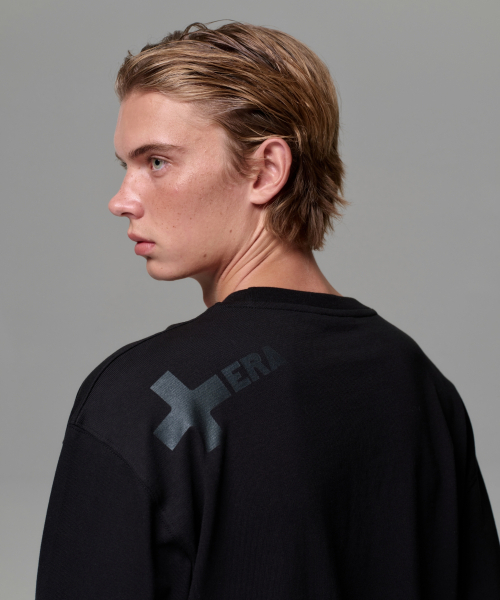 ERA(エラ)の「UNISEX ERA SHOULDER LOGO T - BLACK(Tシャツ/カットソー・レディース・ブラック・SMALL/MEDIUM/LARGE)」の11枚目の写真