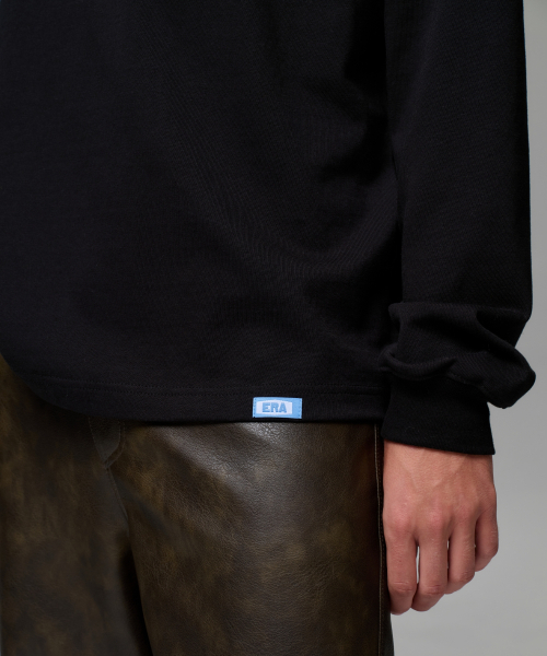 ERA(エラ)の「UNISEX ERA SHOULDER LOGO T - BLACK(Tシャツ/カットソー・レディース・ブラック・SMALL/MEDIUM/LARGE)」の12枚目の写真