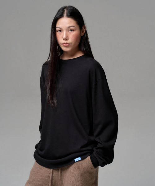 ERA(エラ)の「UNISEX ERA SHOULDER LOGO T - BLACK(Tシャツ/カットソー・レディース・ブラック・SMALL/MEDIUM/LARGE)」の4枚目の写真