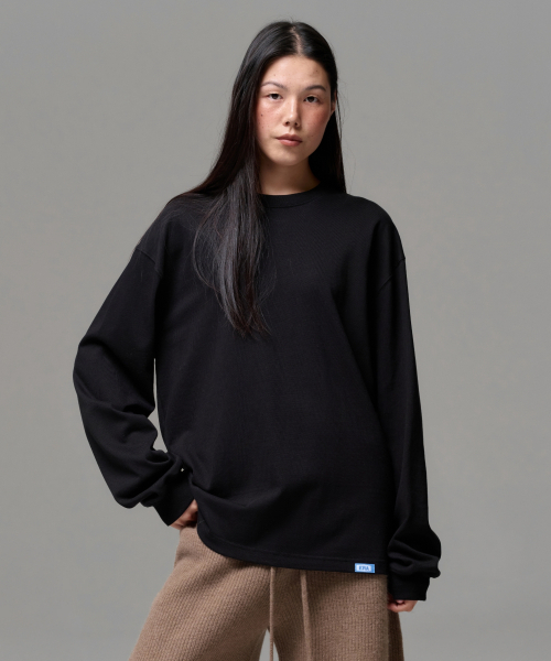 ERA(エラ)の「UNISEX ERA SHOULDER LOGO T - BLACK(Tシャツ/カットソー・レディース・ブラック・SMALL/MEDIUM/LARGE)」の5枚目の写真