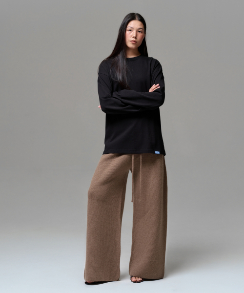 ERA(エラ)の「UNISEX ERA SHOULDER LOGO T - BLACK(Tシャツ/カットソー・レディース・ブラック・SMALL/MEDIUM/LARGE)」の7枚目の写真