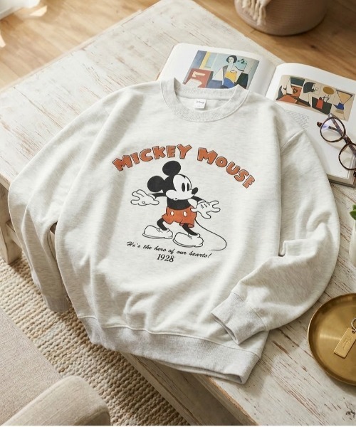 Disney（ディズニー）の「【DISNEY/ディズニー】ミッキーマウス　ダンボールニットクルーネックプリントトレーナー/ユニセックス（スウェット・レディース・スミクロ/オートミール/ネイビー/ライトグリーン・MEDIUM/LARGE）」の3枚目の写真