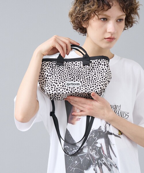 ABAHOUSE(アバハウス)の「【OUTDOOR PRODUCTS / アウトドアプロダクツ】Boat Shaped Mini Bag/ショルダー/ハンドバッグ/ユニセックス【WEBT限定】(ショルダーバッグ・メンズ・ピンク/ブラウン/ドット/ブラック・フリー)」の4枚目の写真