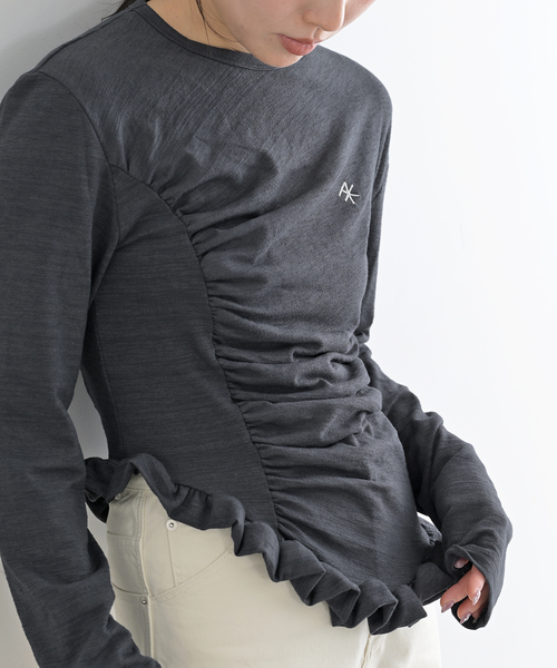 U by SPICK&SPAN（ユーバイスピックアンドスパン）の「【OURSAALTY / アワソルティ】 Pleasant Frill T-shirts（Tシャツ/カットソー・レディース・チャコールグレー/ベージュ・FREE）」の3枚目の写真