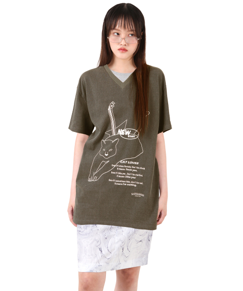 KATHARSIS(カタルシス)の「キャットラバーVネックTシャツカーキONE SIZE(Tシャツ/カットソー・レディース・その他・ONE SIZE)」の1枚目の写真