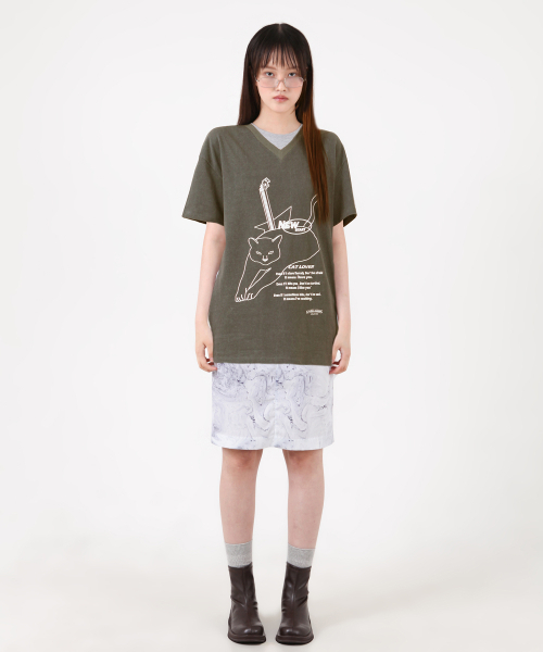 KATHARSIS(カタルシス)の「キャットラバーVネックTシャツカーキONE SIZE(Tシャツ/カットソー・レディース・その他・ONE SIZE)」の2枚目の写真