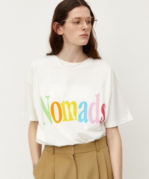Auntie Rosa Holiday(アンティローザホリデー)の「NomadsカラーロゴオーバーサイズT(Tシャツ/カットソー・レディース・チャコールグレー/ホワイト・FREE)」の4枚目の写真