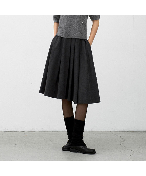 ATELIER NAIN(アトリエナイン)の「(SK-5065)TUCK VOLUME MIDI FLARE SKIRT(スカート・レディース・チャコール/ブラック・MEDIUM/SMALL)」の2枚目の写真