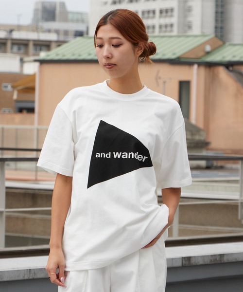 and wander(アンドワンダー)の「and wander/アンドワンダー and wander big logo SS T クルーネックTシャツ 2026年 夏 夏服(Tシャツ/カットソー・メンズ・ブラック/ホワイト・M/L/XL)」の1枚目の写真