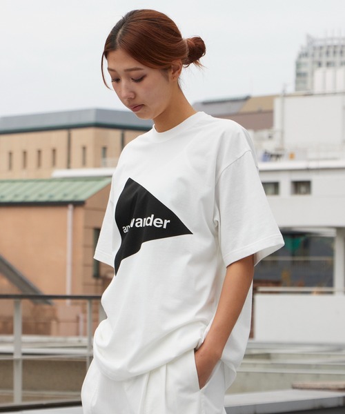 and wander(アンドワンダー)の「and wander/アンドワンダー and wander big logo SS T クルーネックTシャツ 2026年 夏 夏服(Tシャツ/カットソー・メンズ・ブラック/ホワイト・M/L/XL)」の5枚目の写真