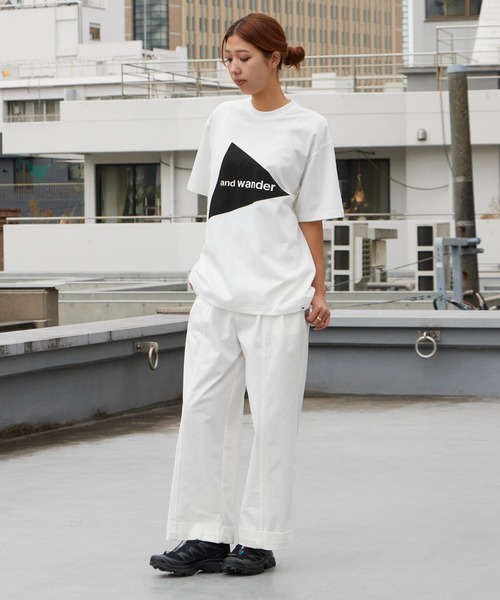 and wander(アンドワンダー)の「and wander/アンドワンダー and wander big logo SS T クルーネックTシャツ 2026年 夏 夏服(Tシャツ/カットソー・メンズ・ブラック/ホワイト・M/L/XL)」の9枚目の写真