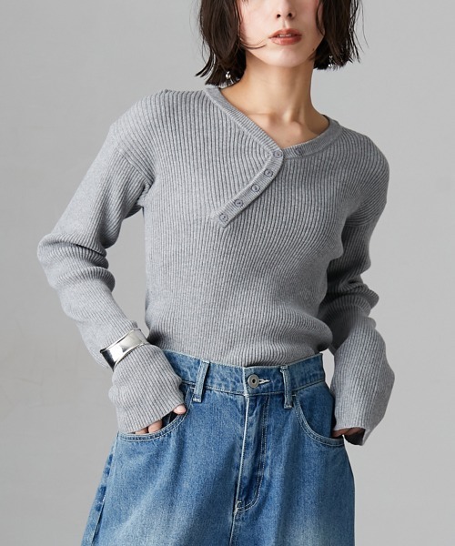 Soiunique（スワユニーク）の「斜めボタンデザインVネックリブニット ［Soiunique］（ニット/セーター・レディース・グリーン/ブラック/オフホワイト/杢グレー・M/L/LL）」の3枚目の写真