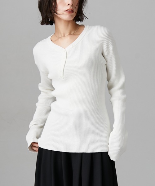 Soiunique（スワユニーク）の「斜めボタンデザインVネックリブニット ［Soiunique］（ニット/セーター・レディース・グリーン/ブラック/オフホワイト/杢グレー・M/L/LL）」の2枚目の写真