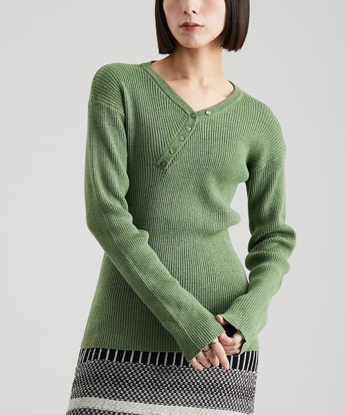 Soiunique（スワユニーク）の「斜めボタンデザインVネックリブニット ［Soiunique］（ニット/セーター・レディース・グリーン/ブラック/オフホワイト/杢グレー・M/L/LL）」の4枚目の写真