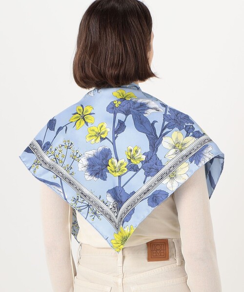 manipuri（マニプリ）の「manipuri FLOWER シルクスカーフ（バンダナ/スカーフ・レディース・ライトベージュ/ライトブルー・FREE）」の3枚目の写真