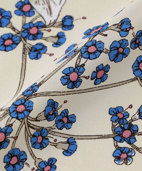 manipuri（マニプリ）の「manipuri FLOWER シルクスカーフ（バンダナ/スカーフ・レディース・ライトベージュ/ライトブルー・FREE）」の8枚目の写真