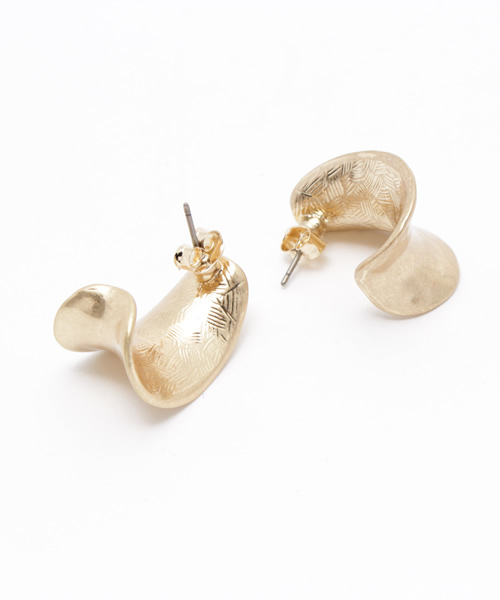 PAPILLONNER(パピヨネ)の「【2016 Spring & Summer】 ラウンドリーフピアス(ピアス(両耳用)・レディース・ゴールド/シルバー・FREE)」の3枚目の写真