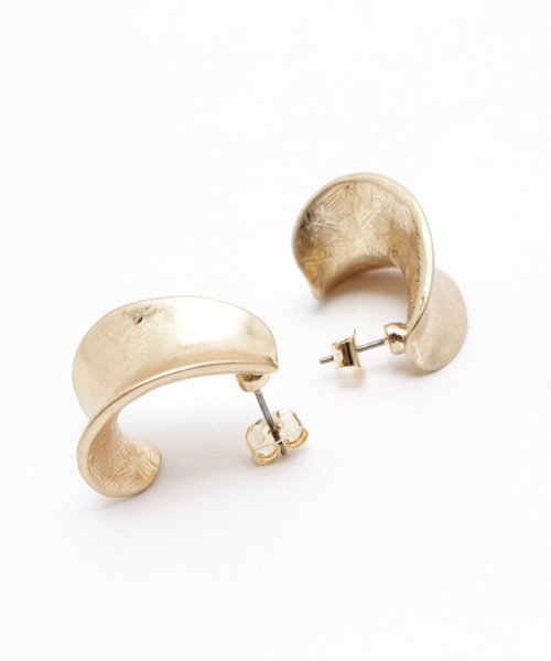 PAPILLONNER(パピヨネ)の「【2016 Spring & Summer】 ラウンドリーフピアス(ピアス(両耳用)・レディース・ゴールド/シルバー・FREE)」の4枚目の写真