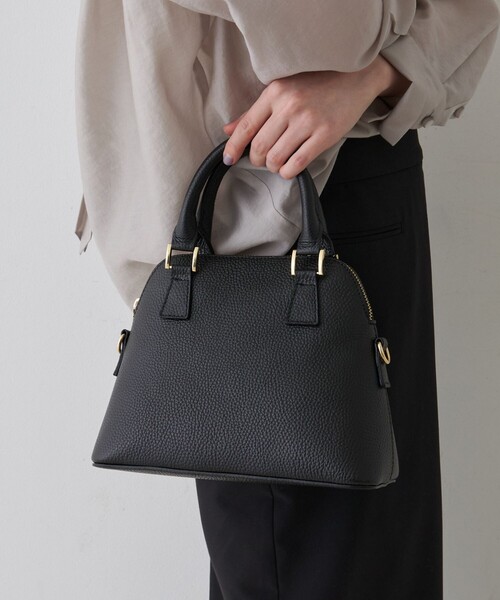 AULENTTI(オウレンティ)の「【AULENTTI/オウレンティ】レザー2wayハンドバッグ/ショルダーバッグ(ショルダーバッグ・レディース・ブラック/クリーム・フリー)」の2枚目の写真