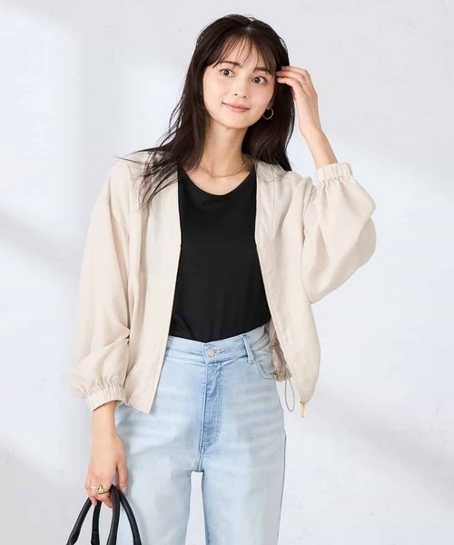 a.v.v(アーヴェヴェ)の「Vネックシアーブルゾン(ノーカラージャケット・レディース・ベージュ/チャコールグレー・40/38/36)」の1枚目の写真