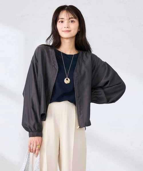 a.v.v(アーヴェヴェ)の「Vネックシアーブルゾン(ノーカラージャケット・レディース・ベージュ/チャコールグレー・40/38/36)」の2枚目の写真